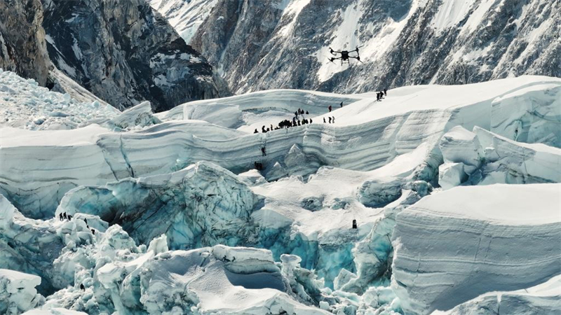 DJI réalise avec succès les premiers essais de livraison par drone sur le mont Qomolangma, au Népal