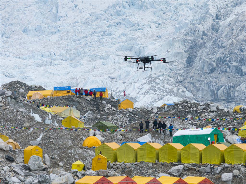 DJI réalise avec succès les premiers essais de livraison par drone sur le mont Qomolangma, au Népal