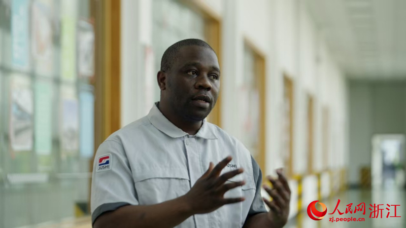 Romuald Takam Tedoum, un électricien camerounais, est interviewé par le Quotidien du Peuple en ligne dans une usine du producteur chinois de fibre de verre Jushi Group, dont le siège est à Tongxiang, dans la province du Zhejiang (est de la Chine), le 24 mai 2024. (Ge Taiyi / Le Quotidien du Peuple en ligne)