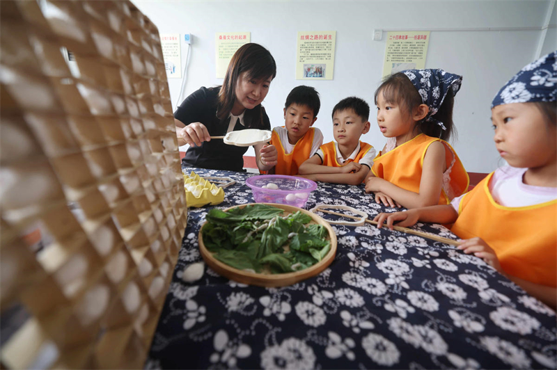 Shandong : des activités sur le thème du terme solaire des Épis Pleins organisées dans une maternelle de Yiwen