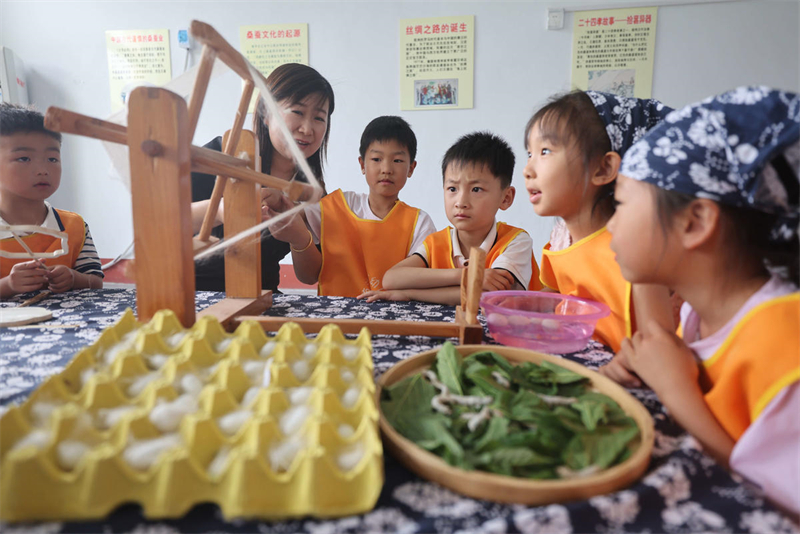 Shandong : des activités sur le thème du terme solaire des Épis Pleins organisées dans une maternelle de Yiwen