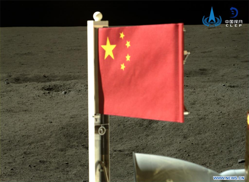 Le module d'alunissage de la sonde Chang'e-6 déploie un drapeau chinois sur la face cachée de la Lune, le 4 juin. (ANEC/Xinhua)
