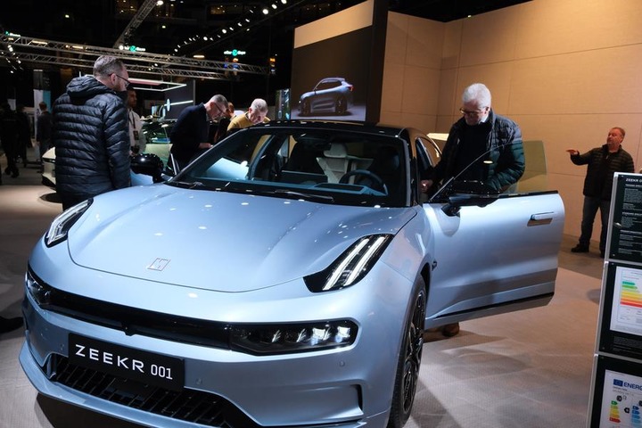 Photo prise le 2 février 2024 montrant des visiteurs regardant un véhicule électrique de Zeekr lors de la Swedish eCarExpo 2024 à Stockholm, en Suède. (Xinhua/Patrick Ekstrand)