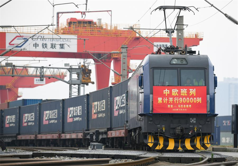 Le train de fret X8157, à destination de Malaszewicze, en Pologne, quitte Xi'an, capitale de la province chinoise du Shaanxi (nord-ouest), le 25 mai 2024, marquant une étape importante puisque le nombre total de voyages de trains de fret Chine-Europe a dépassé les 90.000. (Photo : Zhang Bowen)