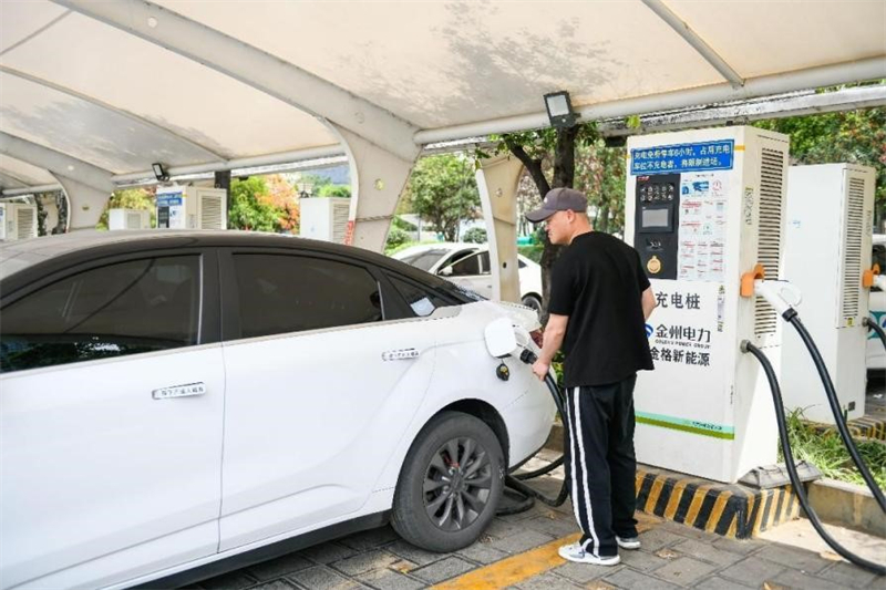 Un homme charge son véhicule à Xingyi, dans la province du Guizhou (sud-ouest de la Chine). (Liu Zhaofu / Pic.people.com.cn)