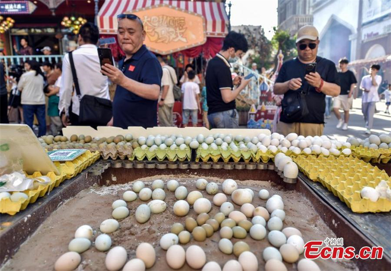 Le 2e Festival du barbecue du Xinjiang épate les visiteurs du Grand Bazar d'Urumqi