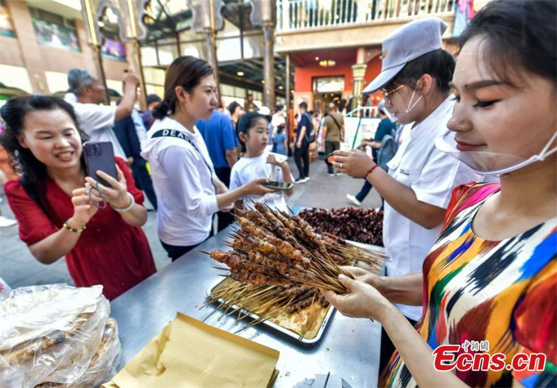 Le 2e Festival du barbecue du Xinjiang épate les visiteurs du Grand Bazar d'Urumqi