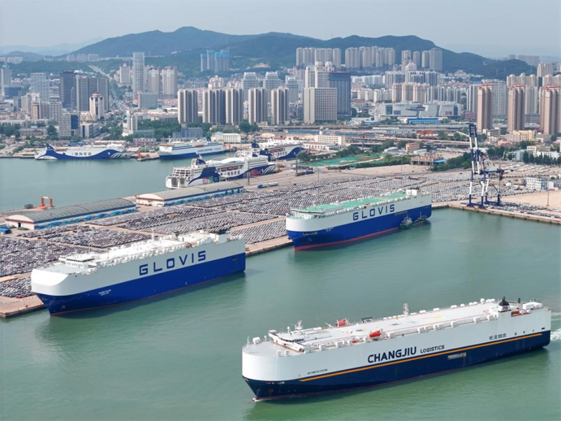 Un navire de transport de voitures transportant des véhicules de fabrication chinoise quitte le port de Yantai, dans la province du Shandong (est de la Chine), le 2 juin 2024. (Tang Ke / Pic.people.com.cn)