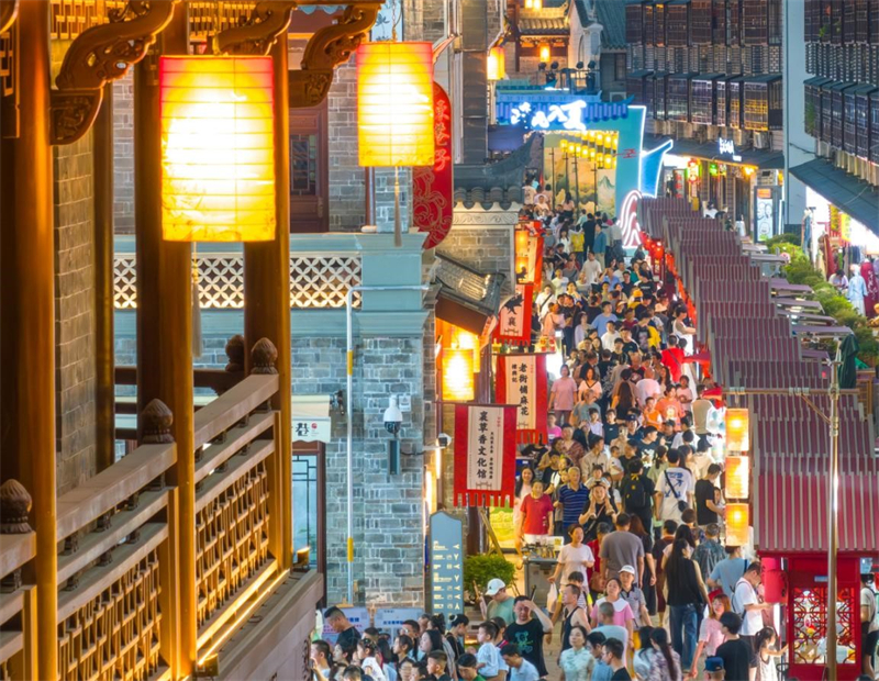 Des touristes ont visité le quartier culturel et de loisirs de la rue Guanjia, dans la vieille ville de Xiangyang, dans la province du Hubei (centre de la Chine), le 10 juin 2024. (Yang Dong / Pic.people.com.cn)