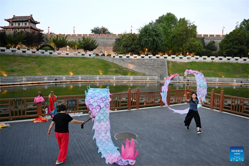 Shaanxi : la vie sportive des habitants de Xi'an au pied des remparts de la vieille ville