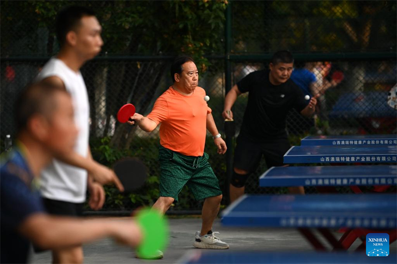 Shaanxi : la vie sportive des habitants de Xi'an au pied des remparts de la vieille ville