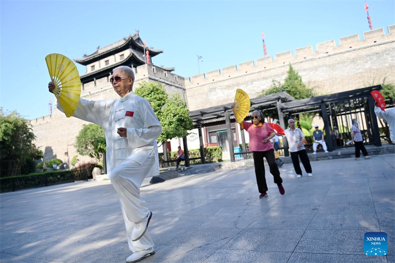 Shaanxi : la vie sportive des habitants de Xi'an au pied des remparts de la vieille ville