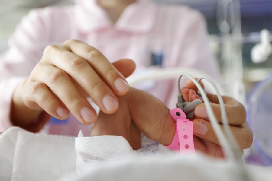 Une infirmière dans l'unité de soins intensifs néonatals d'un hôpital de Suqian, dans la province chinoise du Jiangsu (est), le 12 mai 2024. (Photo : Xu Changliang)