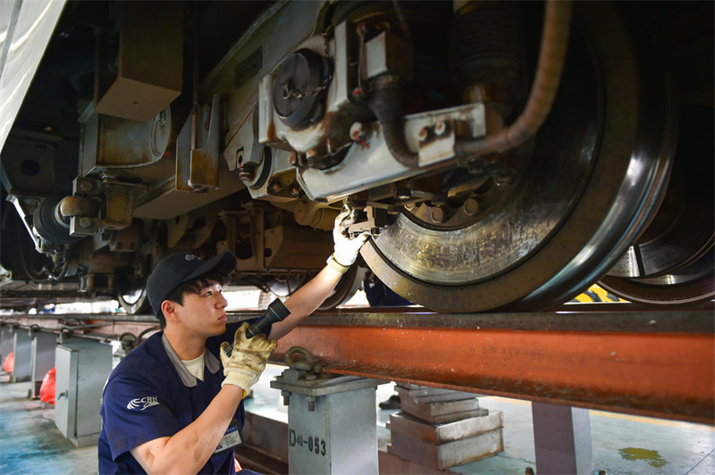 Jiangsu : la maintenance des trains UEM à Nanjing en prévision de la vague de voyages estivale