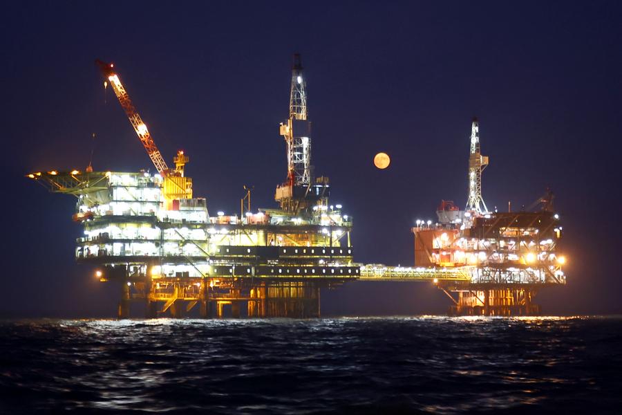 Une pleine lune est observée au-dessus d'une plate-forme de production pétrolière dans le champ pétrolifère de Bohai, le 29 septembre 2023. (Photo : Du Penghui)