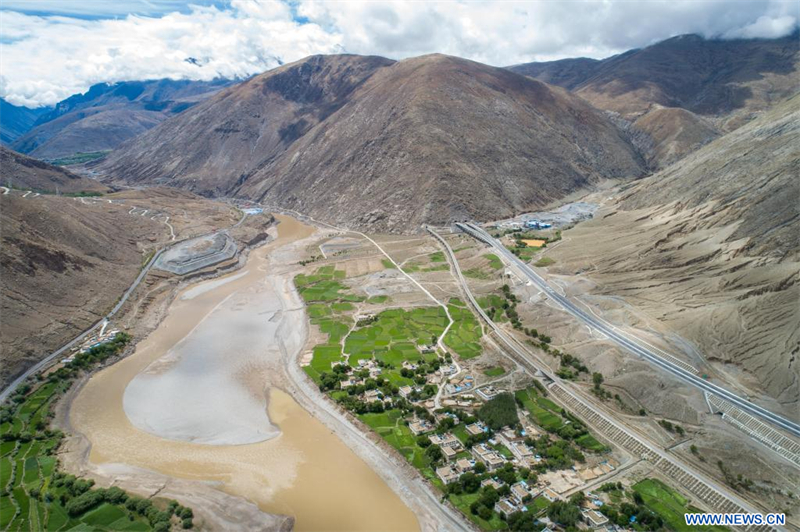 Chine : ouverture à la circulation d'une autoroute reliant les plus grandes villes du Xizang