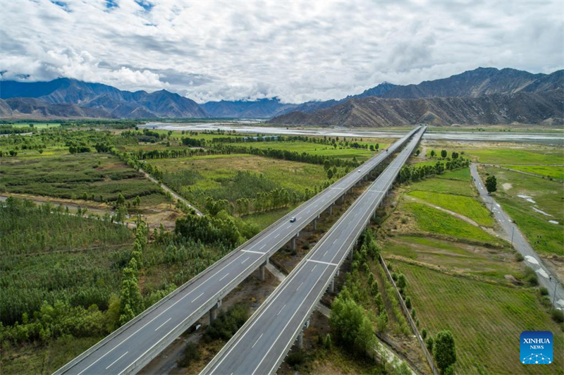 Xizang : l'autoroute reliant les plus grandes villes de la région ouverte à la circulation