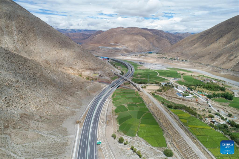 Xizang : l'autoroute reliant les plus grandes villes de la région ouverte à la circulation