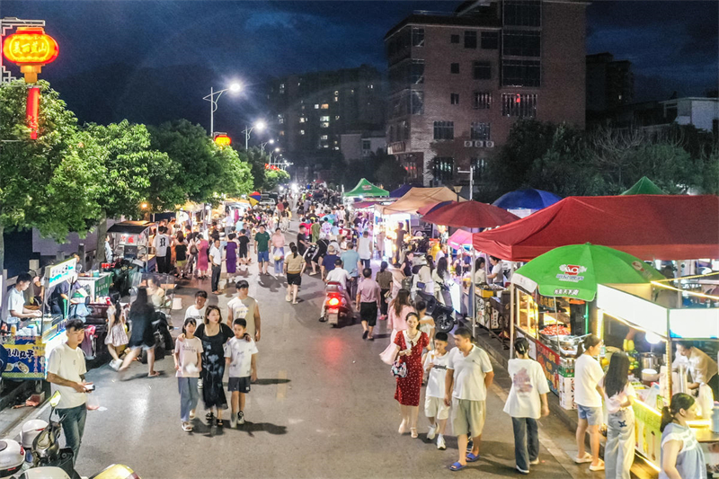 Hunan : le marché nocturne d'été de Lanshan de plus en plus populaire