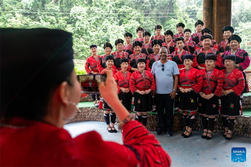 Guangxi : le village de Huangluo intensifie ses efforts pour développer l'industrie touristique des cultures ethniques