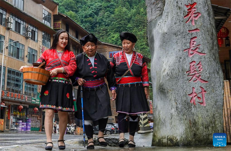 Guangxi : le village de Huangluo intensifie ses efforts pour développer l'industrie touristique des cultures ethniques