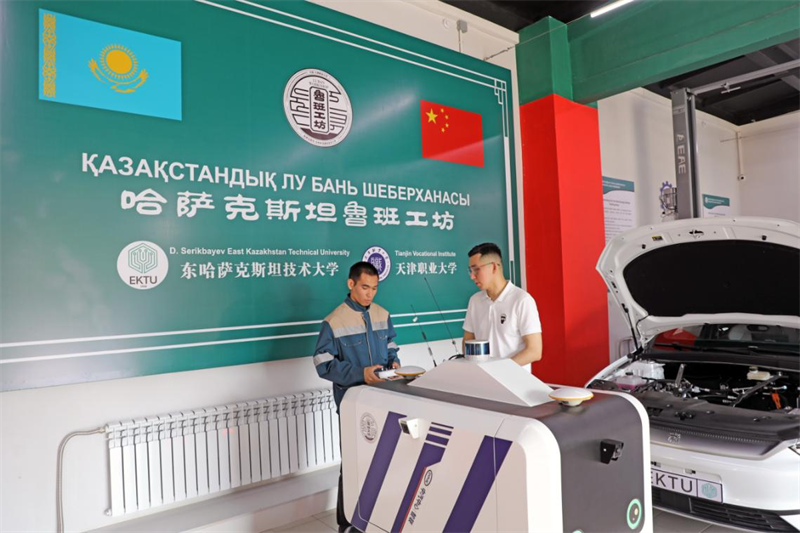 Dans la zone de formation aux technologies de maintenance automobile de l'atelier Luban, au Kazakhstan, deux techniciens conduisent et déboguent un véhicule robot intelligent fourni par la partie chinoise. L'atelier Luban au Kazakhstan est situé à Öskemen, la capitale de la province du Kazakhstan-Oriental. Le projet a été construit conjointement par l'Université professionnelle de Tianjin et l'Université technique du Kazakhstan Oriental et a commencé ses essais le 9 décembre 2023. (Zhao Yipu / Le Quotidien du Peuple)