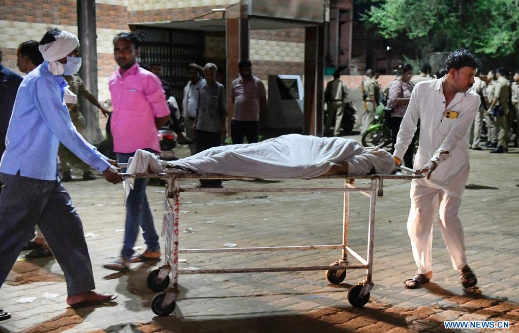 Des personnes transportent le corps d'une victime d'une bousculade sur une civière à l'extérieur d'un hôpital à Hathras, dans l'Etat de l'Uttar Pradesh, dans le nord de l'Inde, le 3 juillet 2024. (Xinhua)