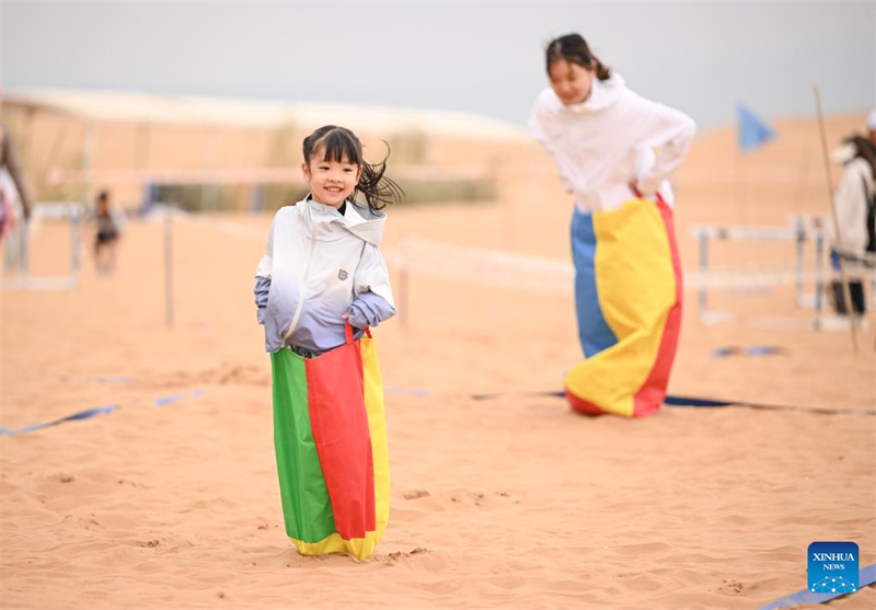 Ningxia : des jeux amusants dans le désert organisés sur le site touristique de Shapotou