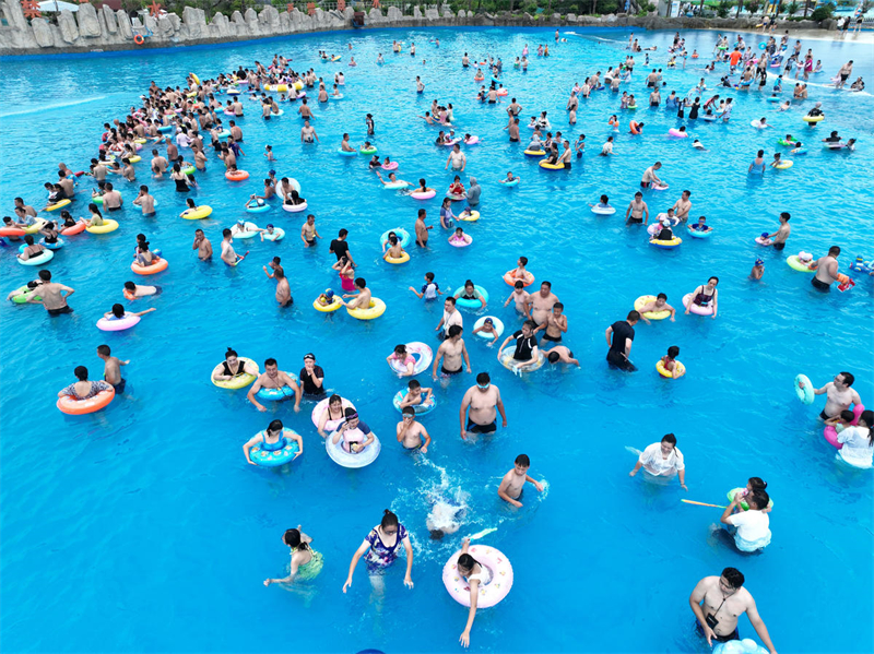 Jiangsu : les touristes s'amusent dans l'eau et profitent de la fraîcheur pendant l'été à Yangzhou