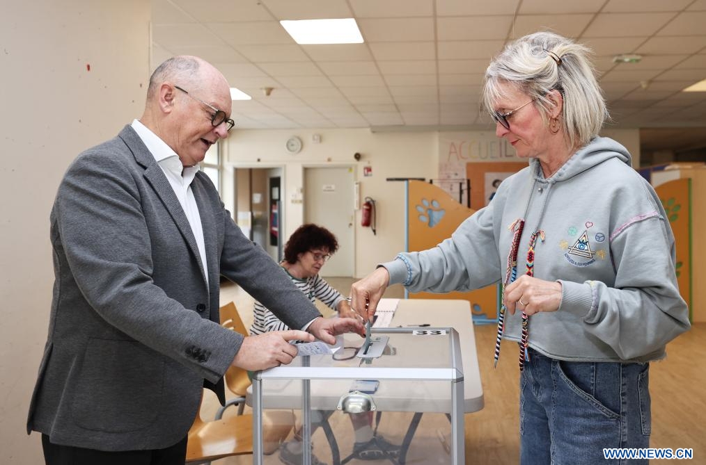 Une femme dépose son bulletin dans un bureau de vote de Clichy-la-Garenne, en France, le 7 juillet 2024. (Xinhua/Gao Jing)