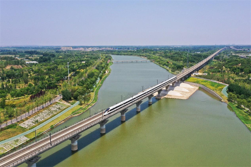 À Zhengzhou, capitale de la province du Henan (centre de la Chine), un train UEM Fuxing circule sur le tronçon de Zhengzhou de la ligne à grande vitesse Beijing-Guangzhou. (Wang Wei / Pic.people.com.cn)