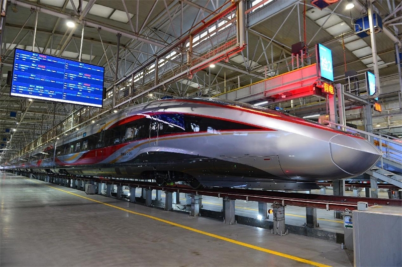 Dans la ville de Xi'an, capitale de la province du Shaanxi (nord-ouest de la Chine), un UEM intelligent Fuxing est garé dans l'entrepôt d'inspection de Zhengxi de la section de l'UEM de Xi'an. (Tang Zhenjiang / Pic.people.com.cn)