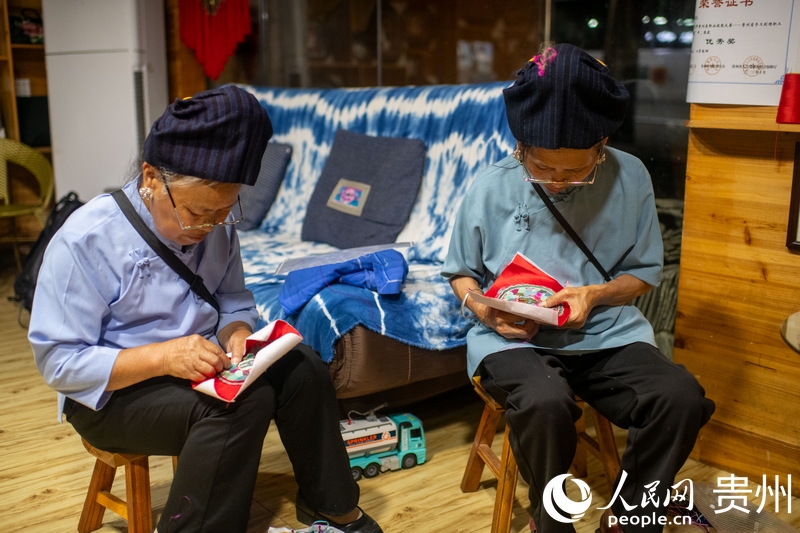 Des brodeuses travaillent sur des travaux de broderie dans un atelier du comté de Taijiang, dans la province du Guizhou (sud-ouest de la Chine). (Weng Qiyu / Le Quotidien du Peuple en ligne)