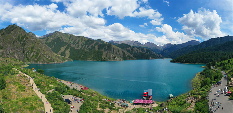 Xinjiang : les visiteurs séduits par les magnifiques paysages du lac Tianchi à Fukang