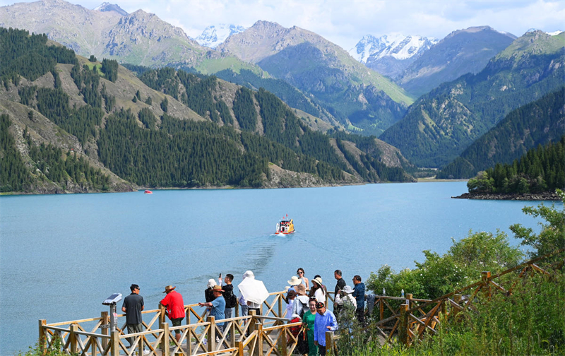 Xinjiang : les visiteurs séduits par les magnifiques paysages du lac Tianchi à Fukang