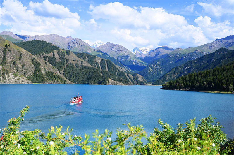 Xinjiang : les visiteurs séduits par les magnifiques paysages du lac Tianchi à Fukang