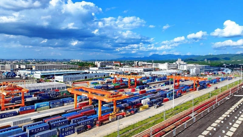 Des grues chargent et déchargent des conteneurs de marchandises d'importation et d'exportation au port terrestre international de Ganzhou, dans le district de Nankang de la ville de Ganzhou, dans la province du Jiangxi (est de la Chine). (Zhu Haipeng / Pic.people.com.cn)