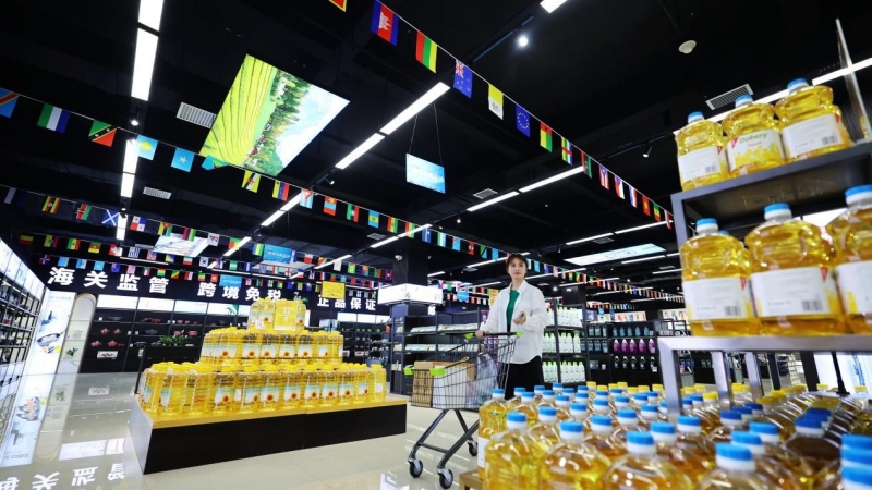 Des gens achètent des marchandises importées dans le centre d'exposition et de commerce de marchandises importées de la zone franche complète de Hefei, situé dans la zone de haute technologie de Xinzhan, à Hefei, capitale de la province de l'Anhui. (Zhang Min / Pic.people.com.cn)