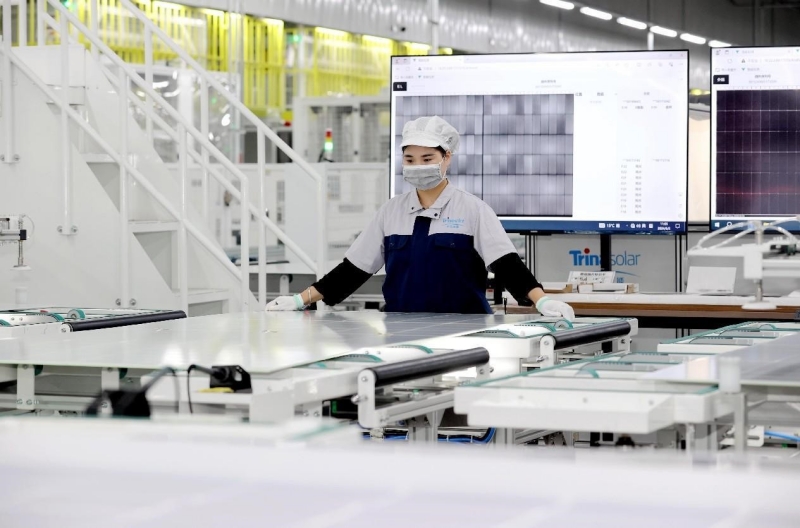 Dans l'atelier numérique de Trina Solar (Suqian) Optoelectronics Co., Ltd. dans la zone de développement économique et technologique de Suqian, dans la province du Jiangsu (est de la Chine), des employés mettent les bouchées doubles pour honorer des commandes de produits solaires photovoltaïques destinés à l'exportation. (Wang Li / Pic.people.com.cn)