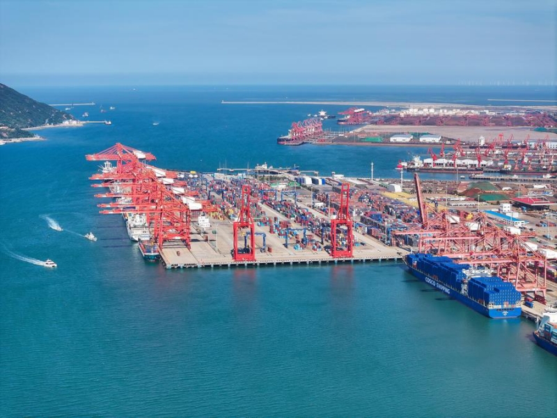 Photo prise par un drone de navires de marchandises amarrés au terminal à conteneurs du port de Lianyungang, dans la province chinoise du Jiangsu (est), le 26 juin 2024. (Photo : Ji Chunpeng)