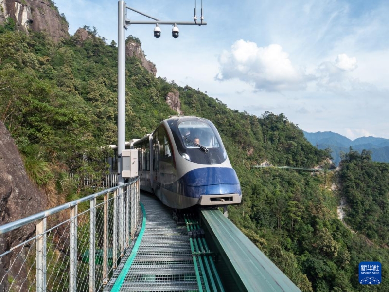 Jiangxi : des « trains navettes sur la falaise » vont offrir une expérience de voyage inégalée