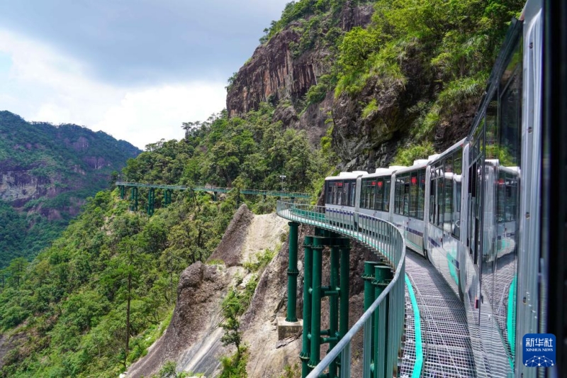 Jiangxi : des « trains navettes sur la falaise » vont offrir une expérience de voyage inégalée