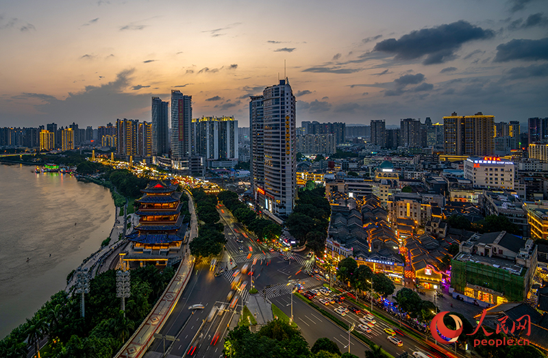 Découvrez l'expérience unique et colorée de la vie nocturne dans le Guangxi