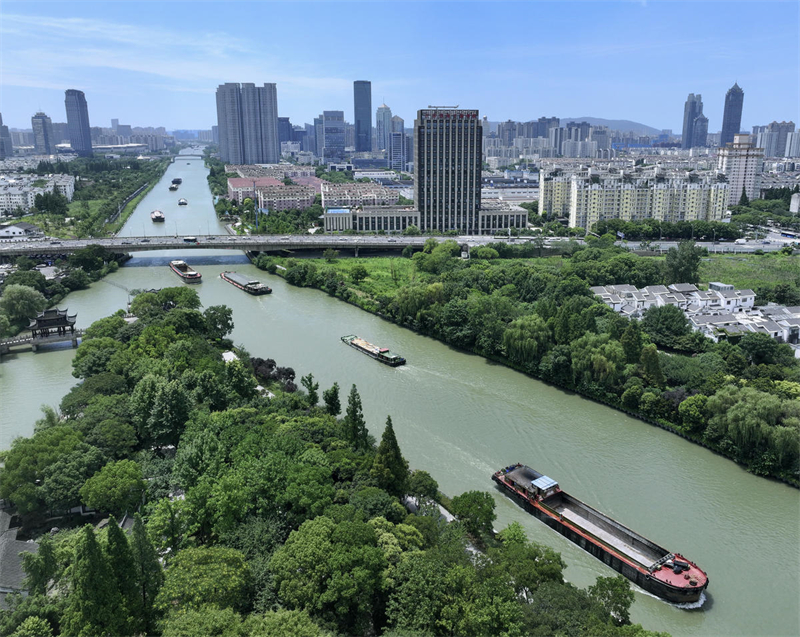 Jiangsu : les transports fluviaux sur la section de Fengqiao du Grand Canal Beijing-Hangzhou à Suzhou battent leur plein