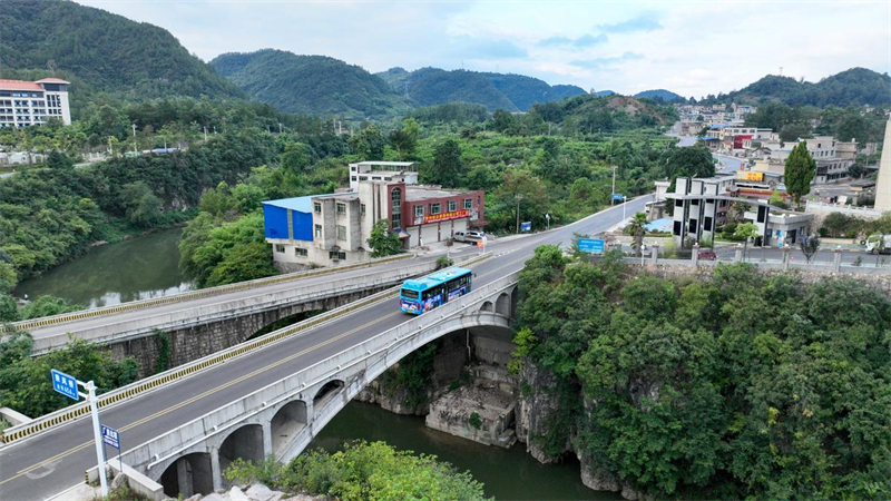 Guizhou : à Guiyang, une ligne de bus rurale spéciale réchauffe les cœurs et aide les agriculteurs