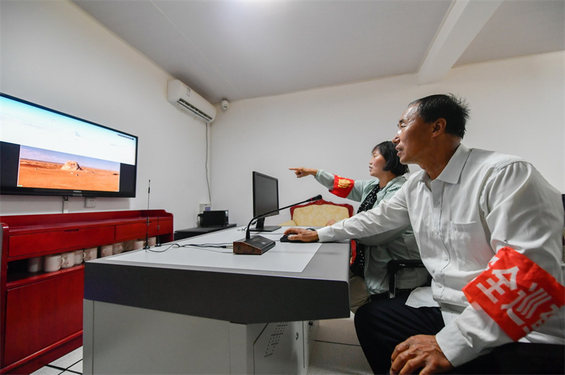 Gansu : enraciné dans le désert depuis 18 ans, le « couple du Gobi » veille sur la Grande Muraille des Han