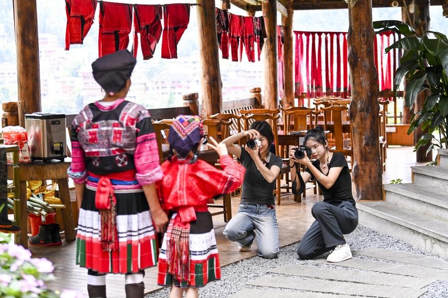 Des membres du personnel prennent des photos pour les touristes dans un séjour chez l