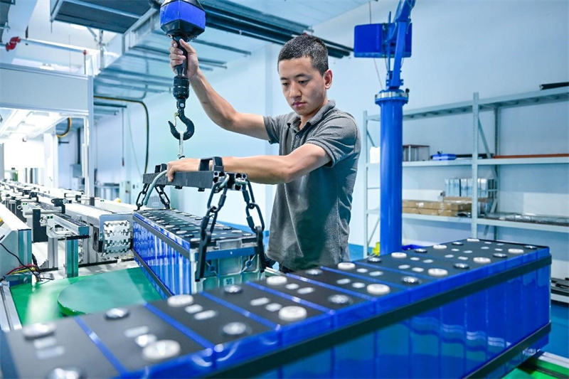 Des employés de la société Hydrogen Power Technology (Luoyang) Co., Ltd. produisent un lot de systèmes de stockage d'énergie par batterie au lithium, à Luoyang, dans la province du Henan (centre de la Chine). (Li Weichao / Pic.people.com.cn)