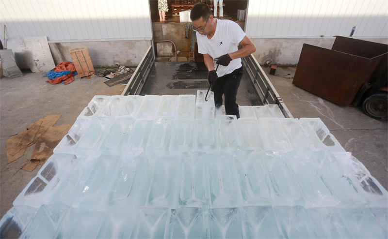 Jiangsu : avec les chaleurs de l'été, la fabrication de glace bat son plein à Yangzhou