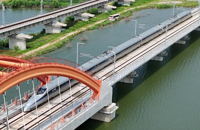 Shandong : un train d'inspection fait un essai sur la ligne à grande vitesse Weiyan à Yantai